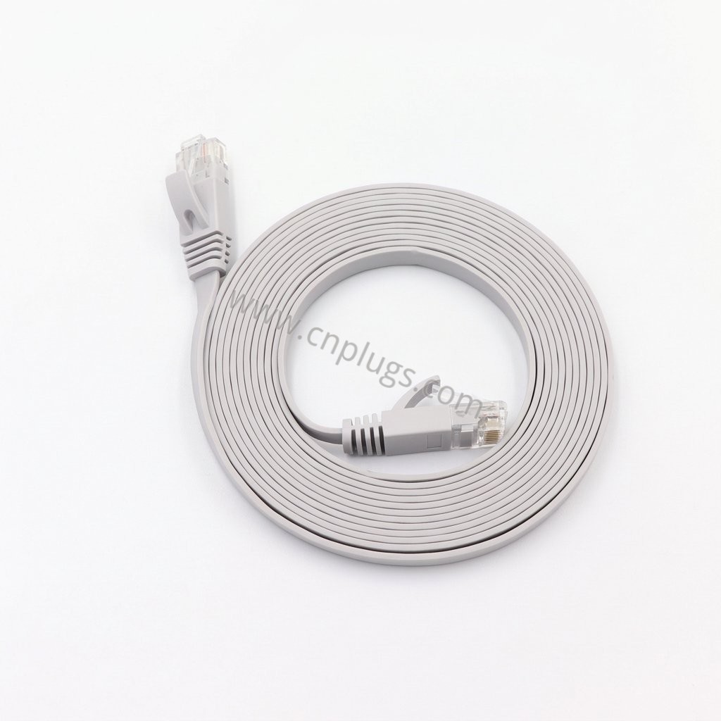Cavo Ethernet piatto sottile Cat6 con connettori RJ45 antigroviglio 1 Gray Cat6 flat Ethernet patch cable with two snagless RJ45 male connectors on white background