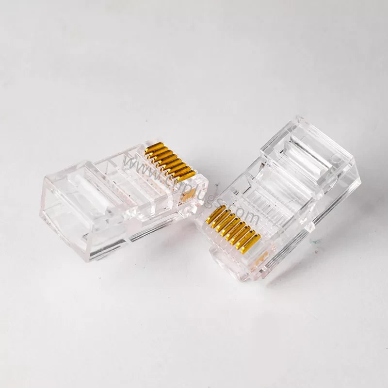 Connettore RJ45 Cat5e in rame privo di ossigeno Spina modulare UTP 8P8C - Logo personalizzato, contatti OFC placcati oro a 3 poli da 50 µ, confezioni all'ingrosso e al dettaglio, PC vergine al 100% 2 Close-up of 3-prong gold plated oxygen-free copper contact blades on Cat5e RJ45 crimp connector