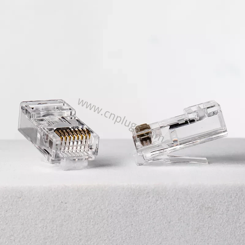 Conector RJ45 de paso Cat6: conector modular UTP sin blindaje de una sola fila 8P8C, contactos chapados en oro de cobre puro de 50 µ", logotipo personalizado OEM, muestras gratuitas 2 Pass through RJ45 plug nose showing eight conductors feeding through the front face for T568B color code verification