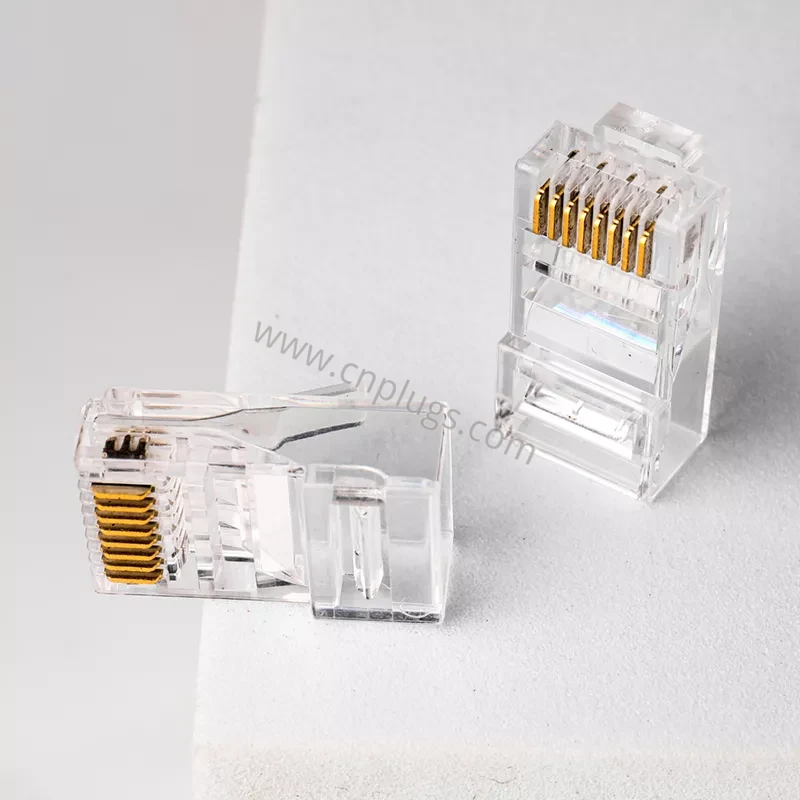 Connettore Cat6 RJ45 Spina modulare standard UTP 8P8C - Contatti placcati in oro a 3 poli da 50 µ" con barra di carico, materiale PC vergine al 100%, sfuso e OEM 1 Bulk packed Cat6 RJ45 plugs terminated on UTP Ethernet cable for Gigabit network cabling
