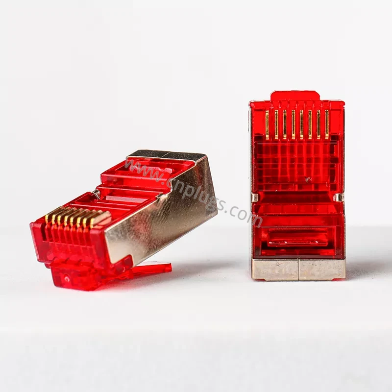 Connecteur RJ45 blindé Cat6 rouge – Prise modulaire FTP/STP 8P8C, contacts plaqués or 50µ" en cuivre pur, coque métallique à code couleur pour circuits critiques TIA-606, logo personnalisé OEM, échantillons gratuits 3 Red colour coded Cat6 shielded RJ45 plugs terminated in a patch panel marking TIA-606 critical and life safety circuits