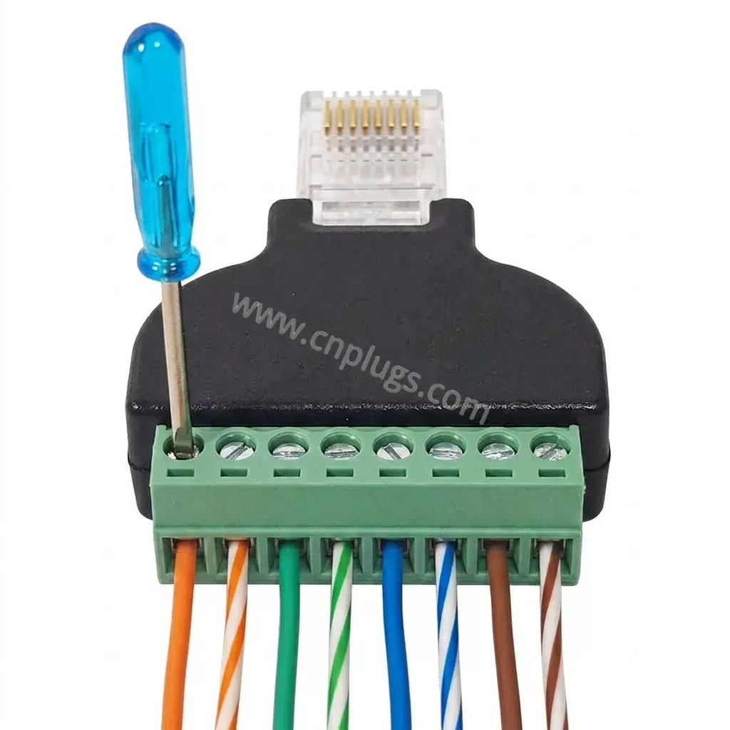 Hersteller von RJ45-Stecker auf 8-poligen Schraubklemmenadapter 3 Eight low-voltage wires secured in RJ45 screw terminal adapter using flat-head screwdriver